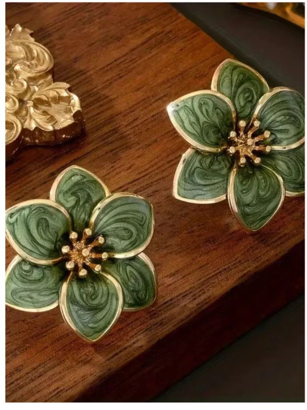 NWT Vintage Style Plated Gold Green Enamel Floral Stud Earrings Cottagecore
